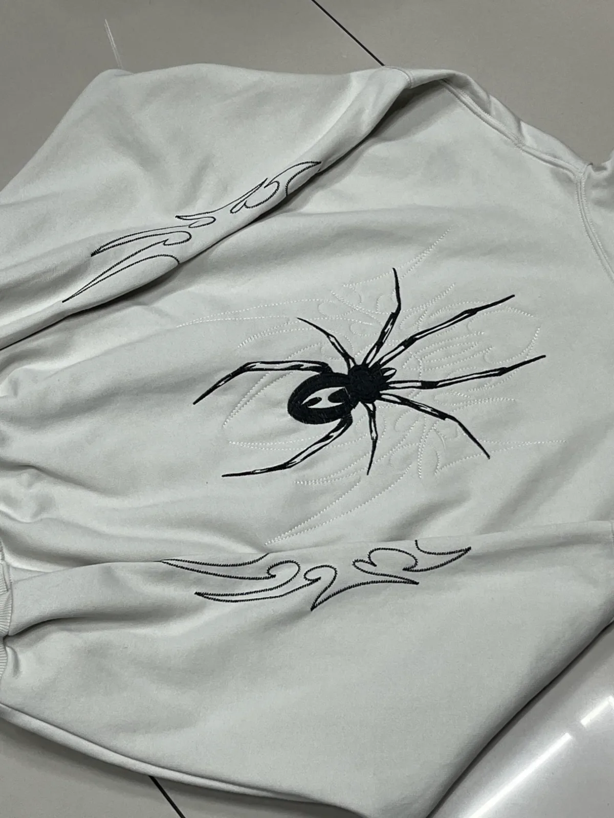 Hoodie Araña Boxi fit - Beige (foto 3 de 3)