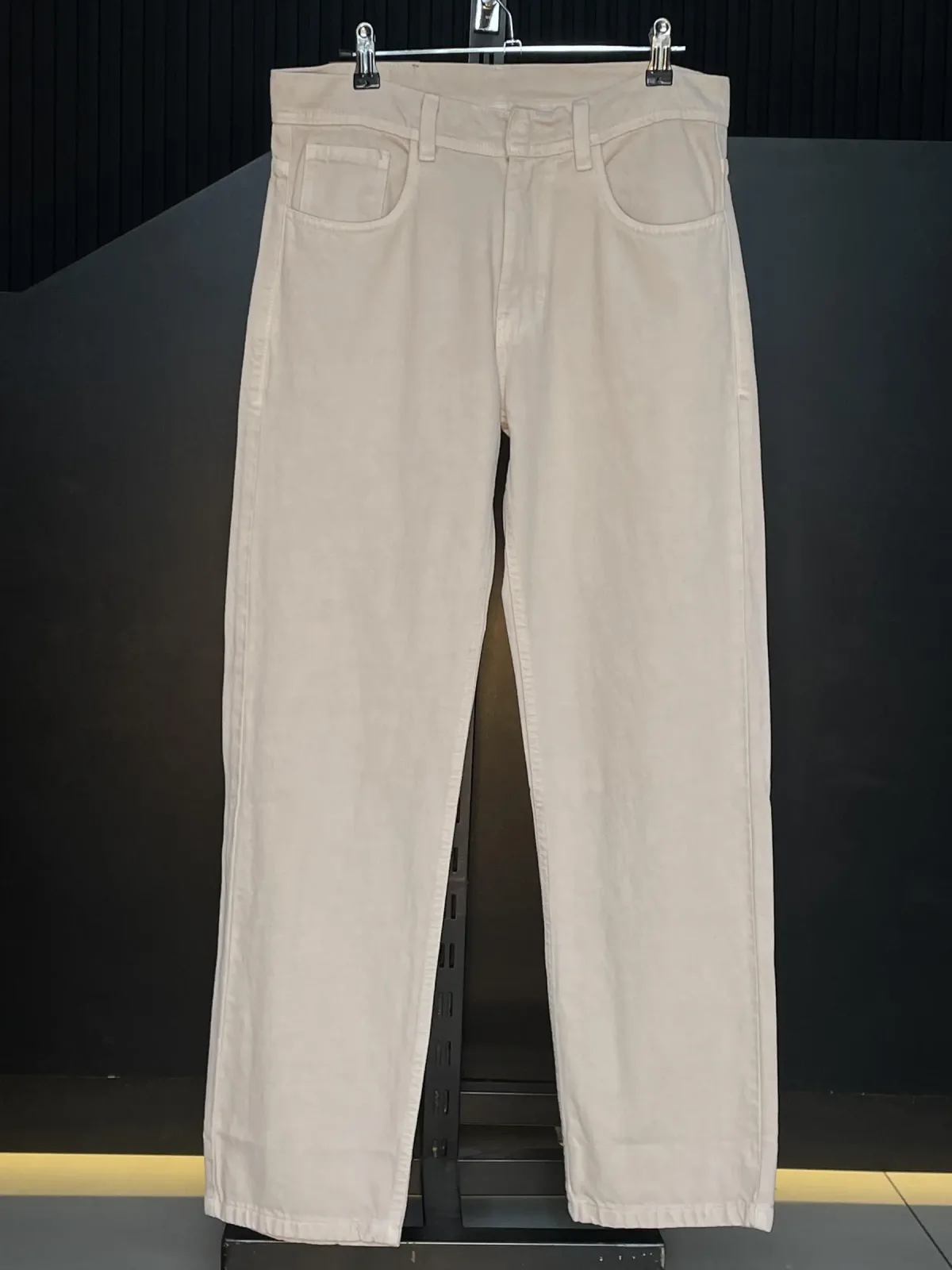Pantalón Regular Fit - Hueso (foto 1 de 2)